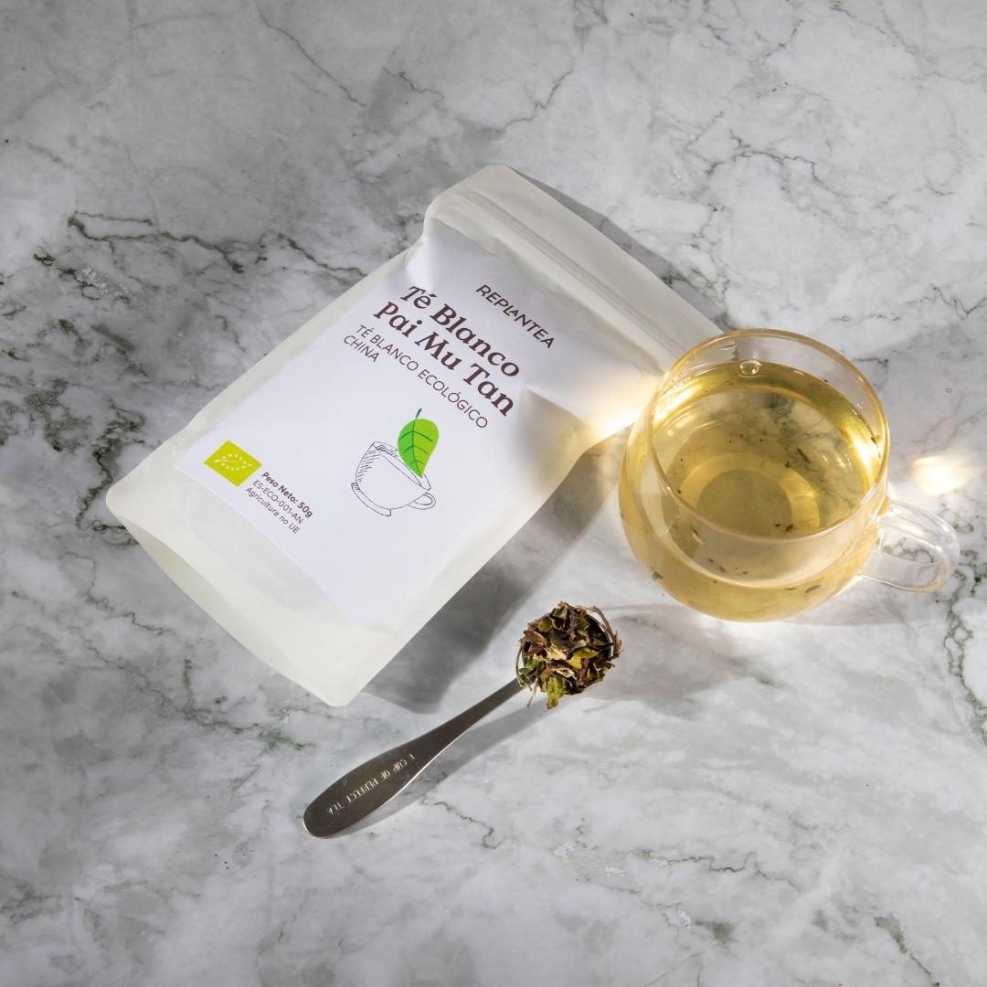 Pai Mu Tan Lavanda Latte: receta paso a paso con té blanco, limón y leche de coco