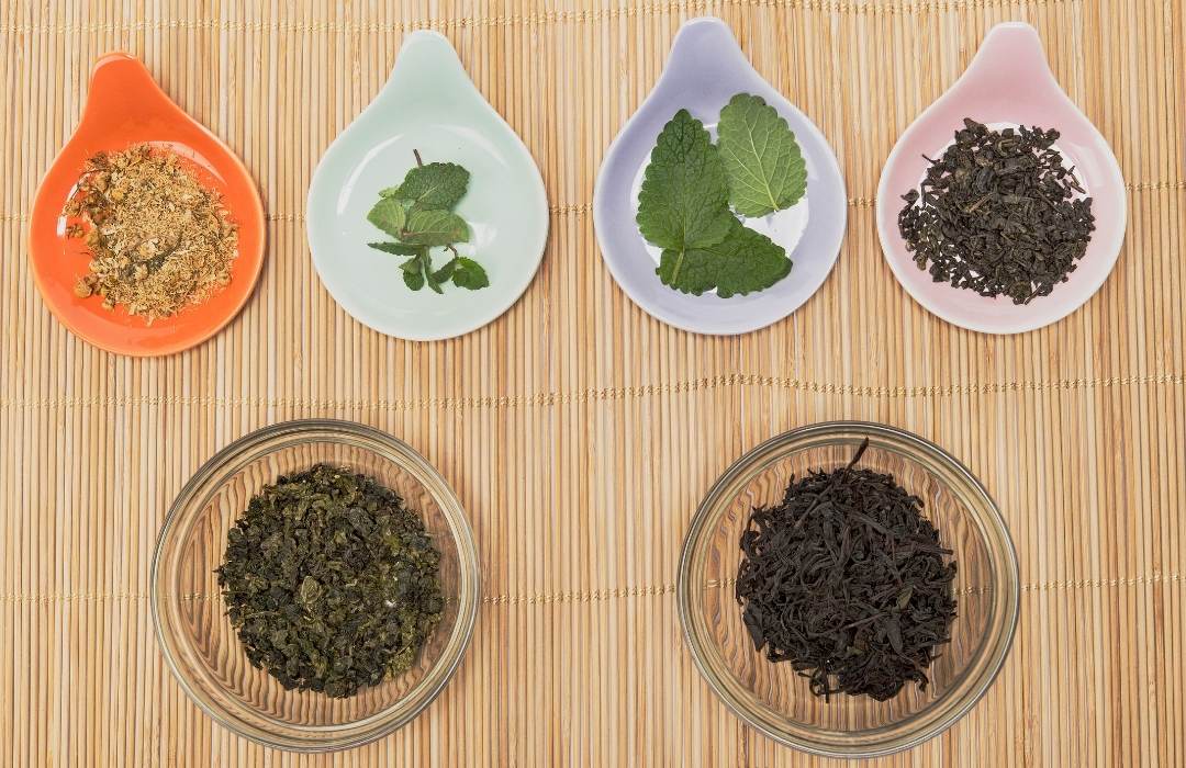 Ingredientes que sí usamos en Replantea: té ecológico, hierbas, frutas y aromas naturales