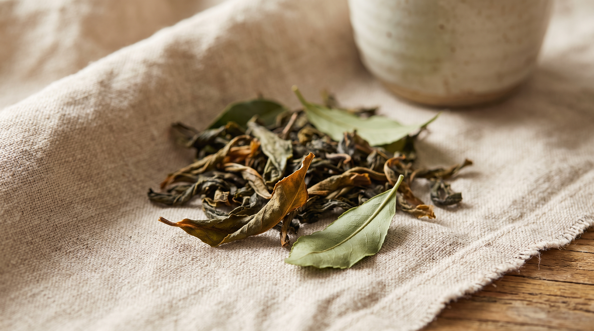 Hojas de té verde tostado hojicha sobre lino natural